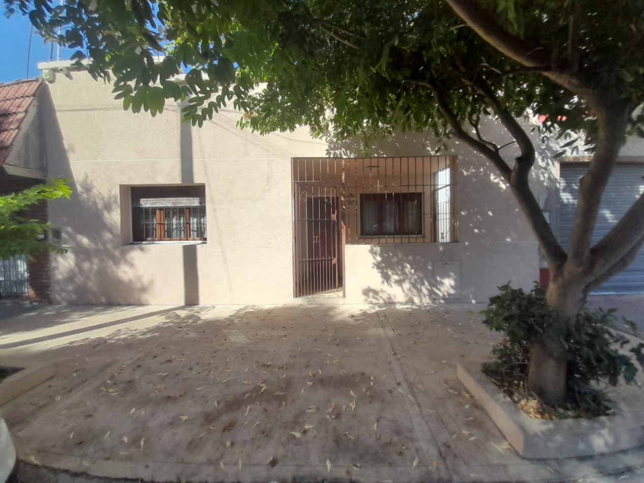 cASA 3 AMBIENTES LOTE PROPIO TOTALMENTE RECICLADO CON PATIO Y PEQUEÑO PARQUE ACEPTA MENOR O MAYOR VALOR