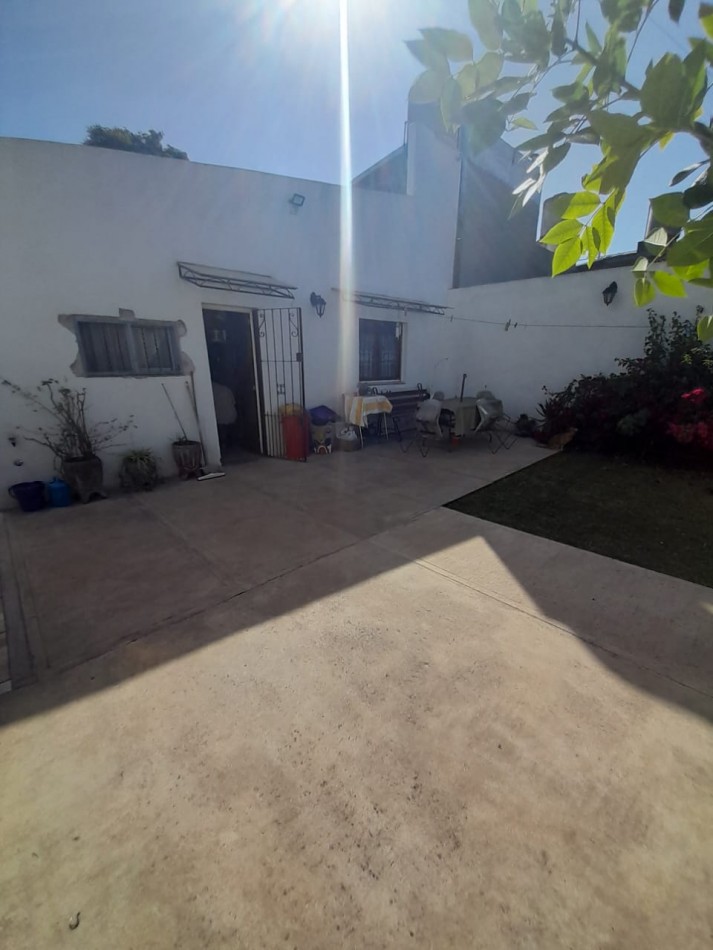 cASA 3 AMBIENTES LOTE PROPIO TOTALMENTE RECICLADO CON PATIO Y PEQUEÑO PARQUE ACEPTA MENOR O MAYOR VALOR