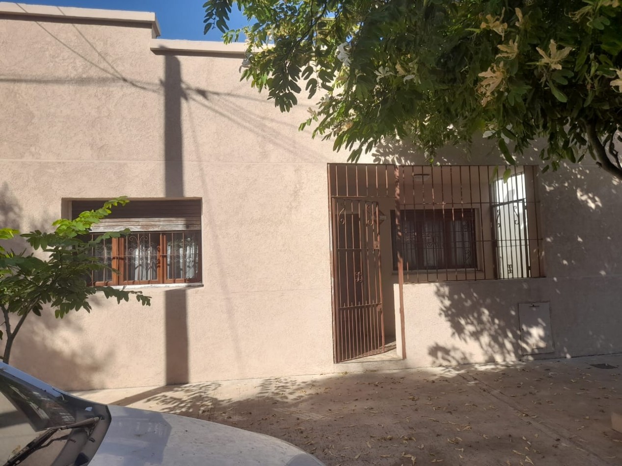 cASA 3 AMBIENTES LOTE PROPIO TOTALMENTE RECICLADO CON PATIO Y PEQUEÑO PARQUE ACEPTA MENOR O MAYOR VALOR