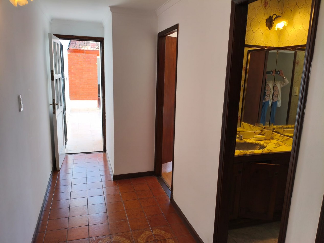 p.h.   3 ambientes amplios muy luminoso  con 2 patios quincho, 1er Piso por escalera