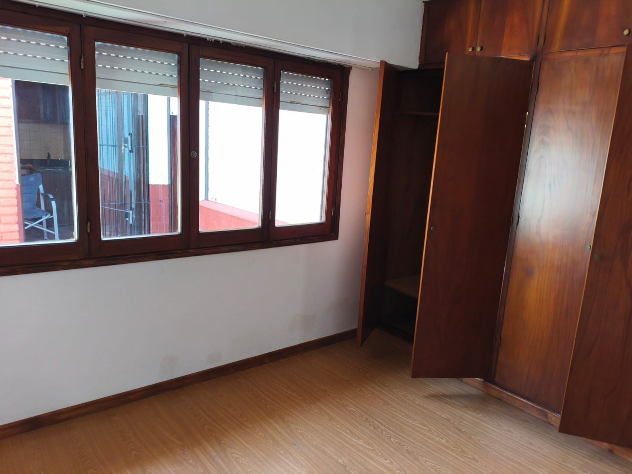 p.h.   3 ambientes amplios muy luminoso  con 2 patios quincho, 1er Piso por escalera