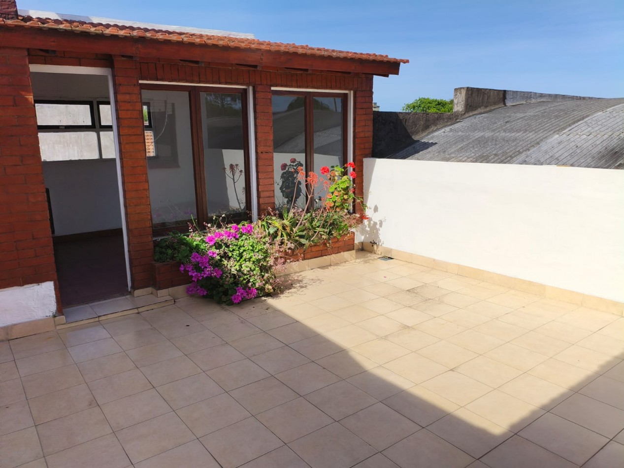 p.h.   3 ambientes amplios muy luminoso  con 2 patios quincho, 1er Piso por escalera