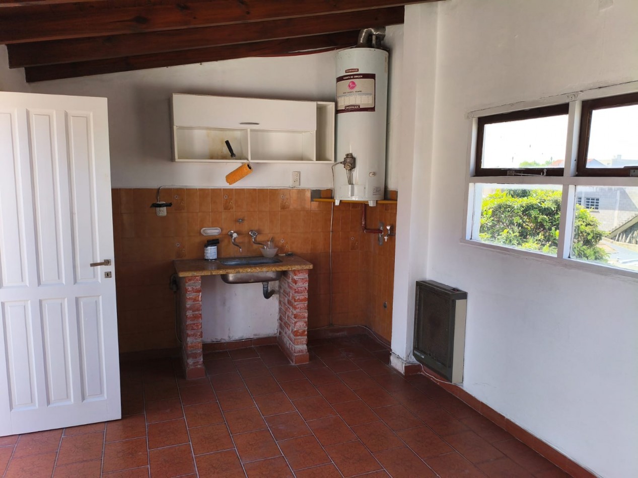 p.h.   3 ambientes amplios muy luminoso  con 2 patios quincho, 1er Piso por escalera