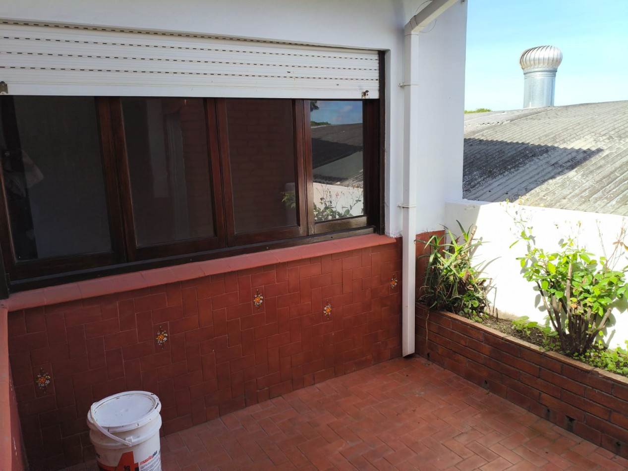 p.h.   3 ambientes amplios muy luminoso  con 2 patios quincho, 1er Piso por escalera