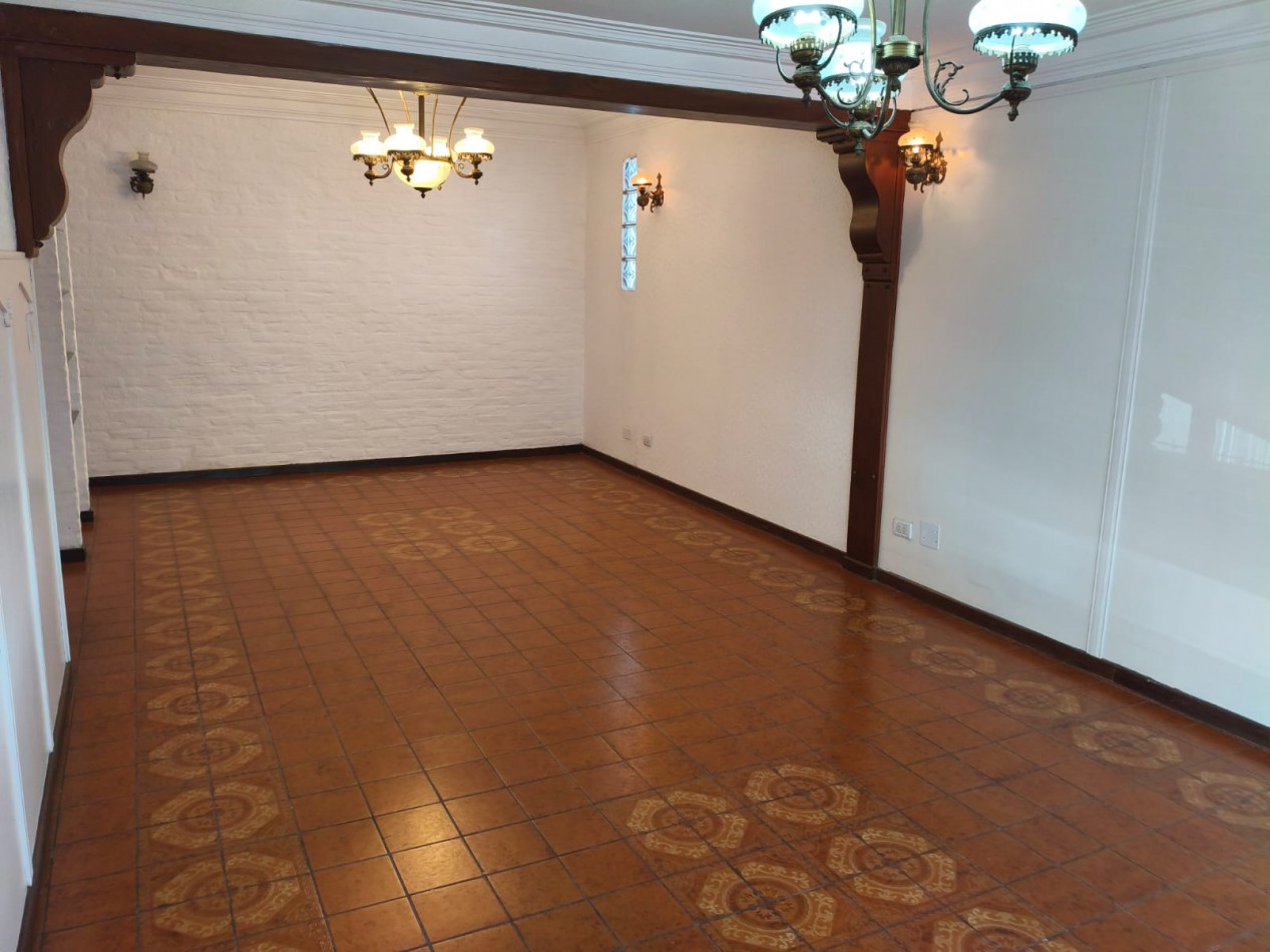 p.h.   3 ambientes amplios muy luminoso  con 2 patios quincho, 1er Piso por escalera