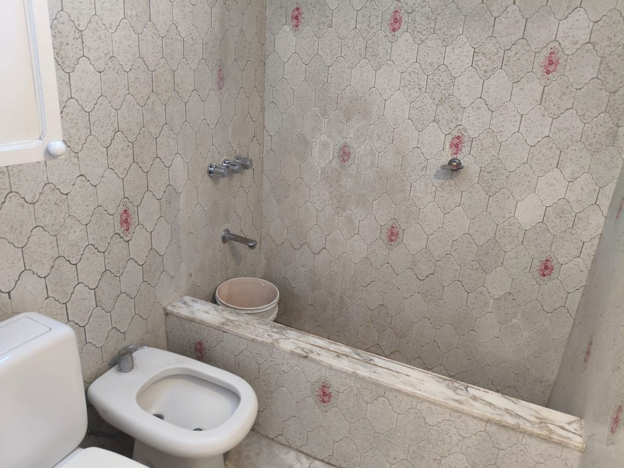 p.h.   3 ambientes amplios muy luminoso  con 2 patios quincho, 1er Piso por escalera