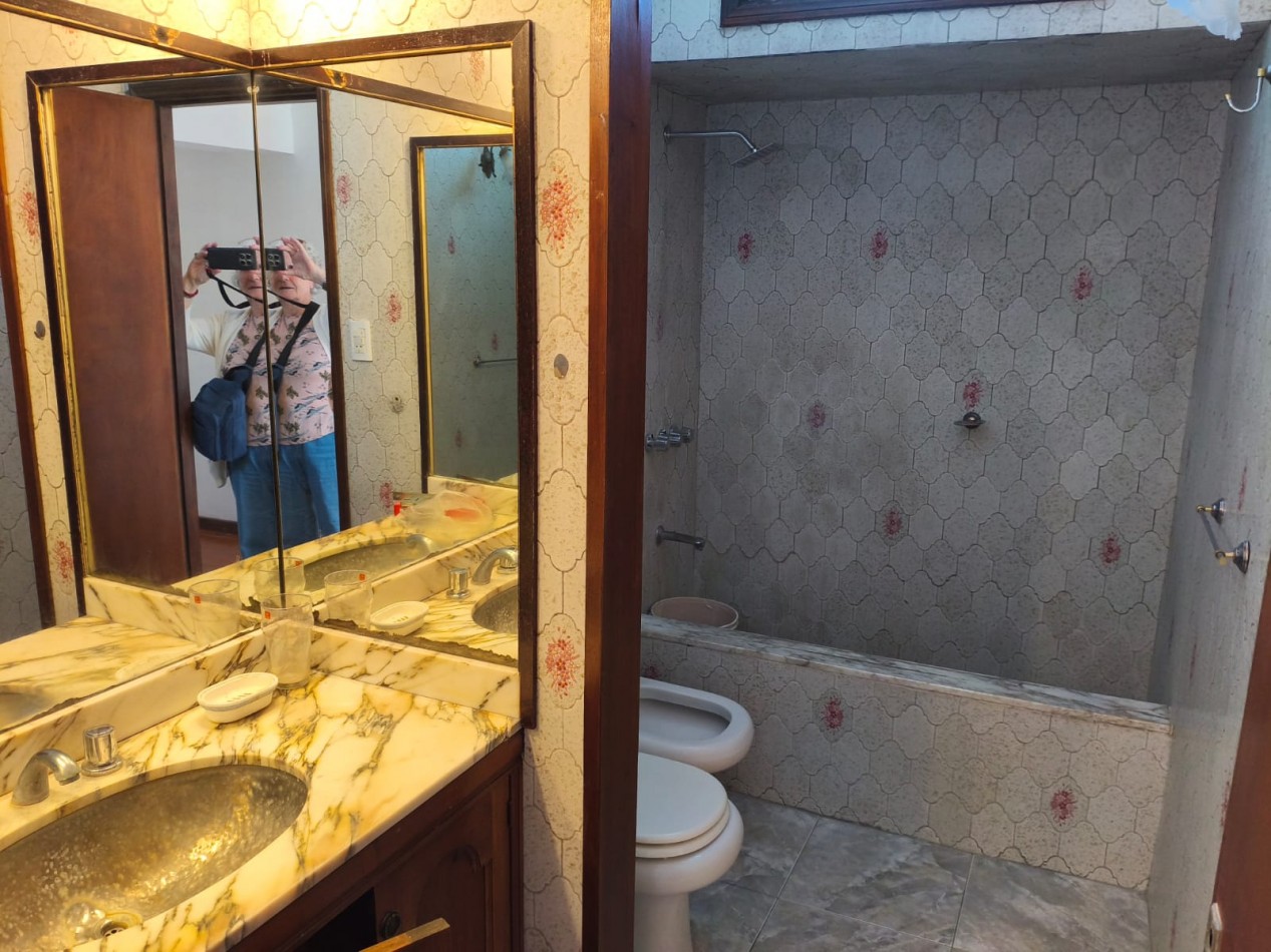 p.h.   3 ambientes amplios muy luminoso  con 2 patios quincho, 1er Piso por escalera