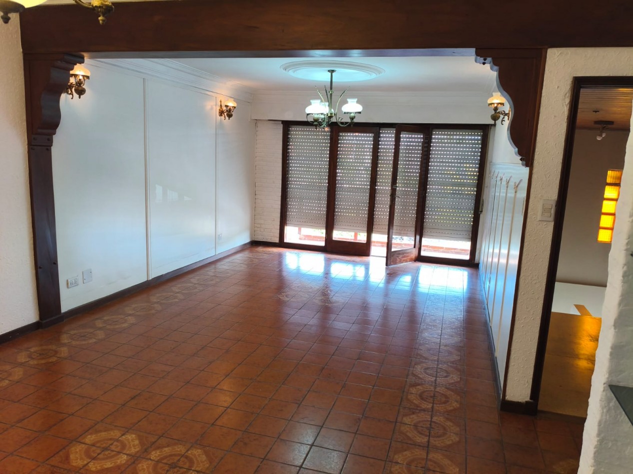 p.h.   3 ambientes amplios muy luminoso  con 2 patios quincho, 1er Piso por escalera