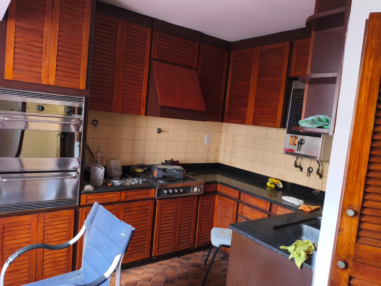 p.h.   3 ambientes amplios muy luminoso  con 2 patios quincho, 1er Piso por escalera